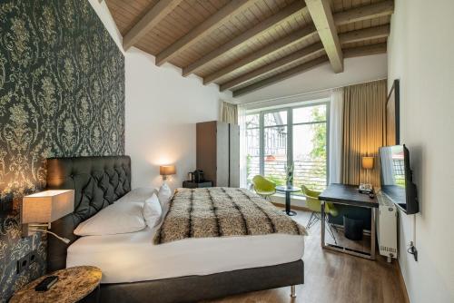 艾森纳赫安娜别墅布汀奎酒店的一间卧室配有一张大床和电视