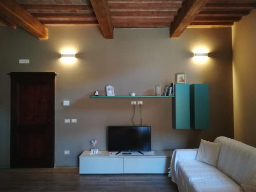 拉波拉诺泰尔梅Appartamento il castellare的带沙发和电视的客厅