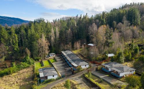 里坎雷Cabañas Lomas de Ensenada的森林中房屋的空中景观