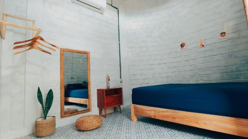 卡里蒙贾瓦KALINDA HOMEY的一间卧室配有蓝色的床和镜子