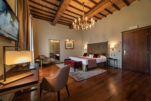 埃尔萨谷口村黎莱斯德拉罗维雷酒店的一间卧室设有一张床和一间客厅。