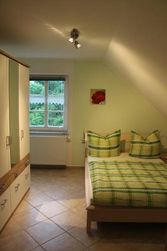 PlütscheidLandhaus Monika的一间卧室设有一张床和一个窗口