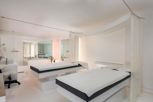 安塔利亚SU水上乐园酒店的白色的客房配有两张床和镜子