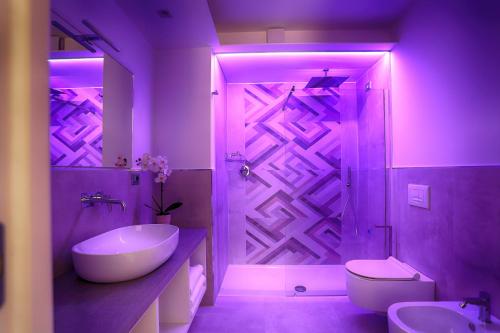 特罗佩阿Bizantini Tropea的浴室设有木门、水槽和卫生间