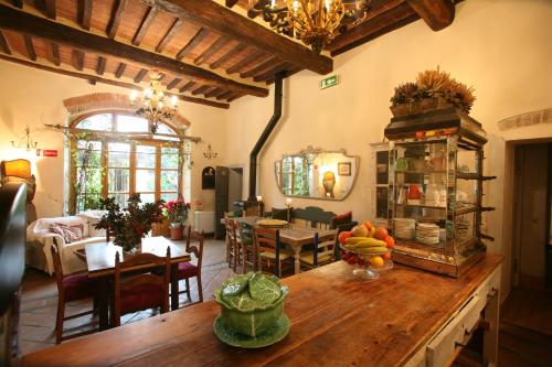 科尔托纳Delizioso E Particolare Casale Con Piscina,cortona的一间带桌子的客厅和一间餐厅