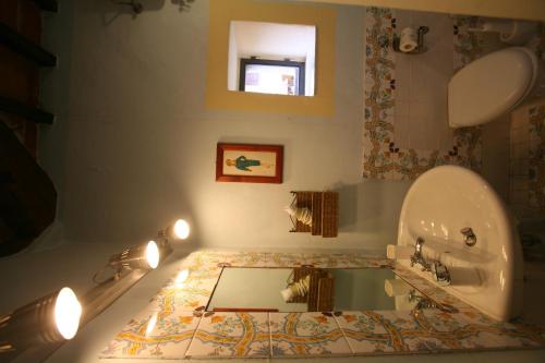 科尔托纳Delizioso E Particolare Casale Con Piscina,cortona的一间带水槽和镜子的浴室