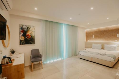 拉纳卡Hai Hotel的卧室配有床、椅子和窗户。