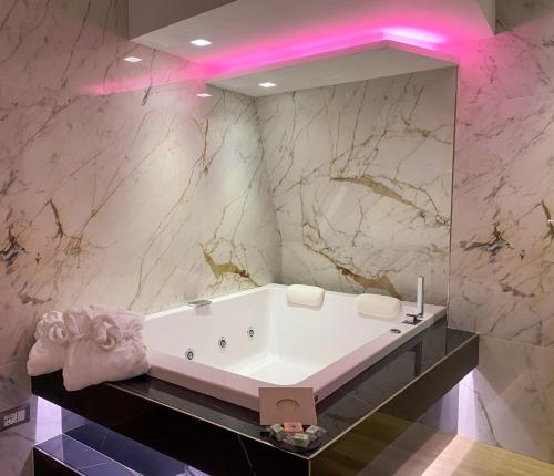 Municipio Luxury Suite的一间浴室