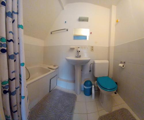 瓦夫尔Les prussiens的浴室配有盥洗盆、卫生间和浴缸。