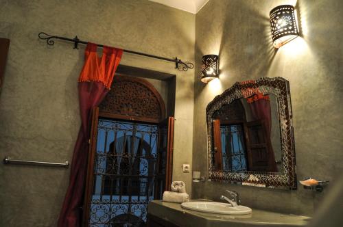 马拉喀什Riad Mandalay的一间带水槽、窗户和镜子的浴室