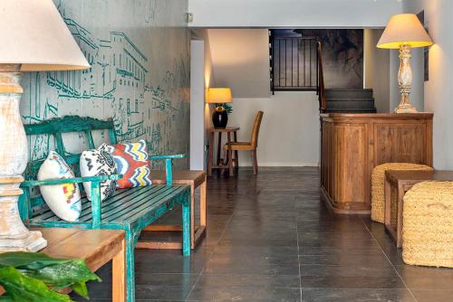 伊维萨镇朱贝特太阳舒适B公寓式酒店的客厅设有绿色长凳和桌子