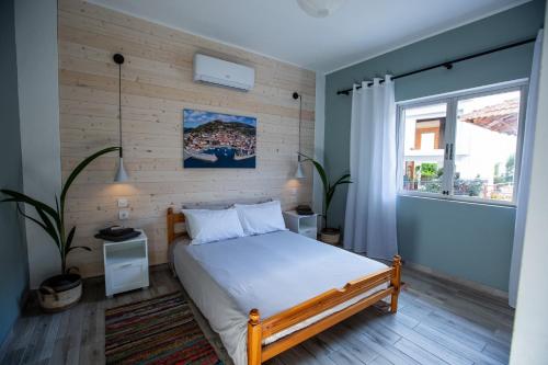 纳弗帕克托斯Nafpaktos Family Apartment 2的一间卧室设有一张床和一个大窗户