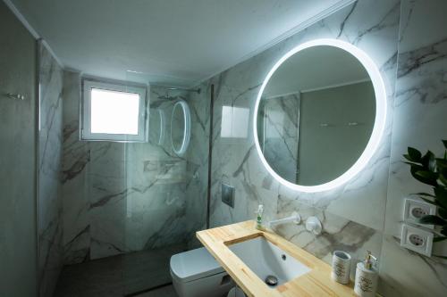 纳弗帕克托斯Nafpaktos Family Apartment 2的一间带水槽和镜子的浴室