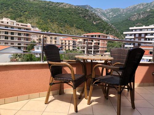 布德瓦斯特拉迪马尔酒店的美景阳台配有桌椅