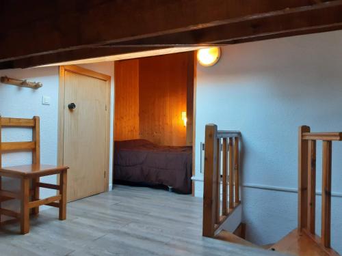 帕斯底拉卡萨Attic loft Pas de la Casa的一间设有一张床和一扇门的房间