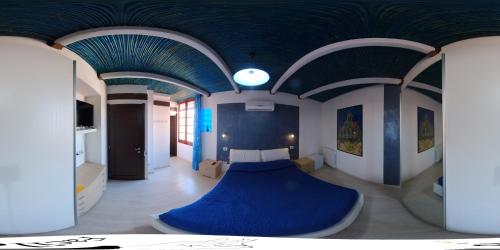 夸尔图-圣埃莱娜Antico Centro Quartu B&B的中间有一个蓝色地毯的房间