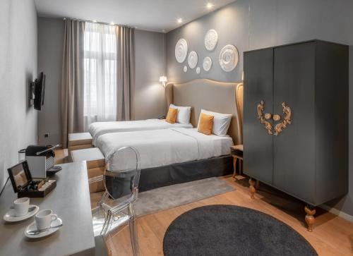 布拉格布拉格987设计酒店的酒店客房设有一张大床和一张书桌。