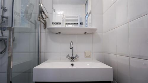 斯哈亨B&B Jardin - Schagen的白色的浴室设有水槽和镜子