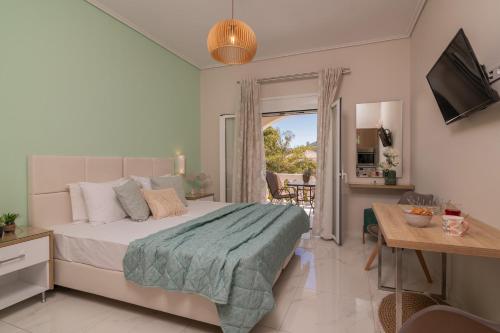 扎金索斯镇Margaritari Apartments的一间卧室设有一张床和一个阳台