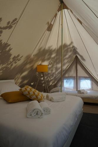 RoccamoriceDimore Montane的一间卧室,配有带毛巾的帐篷