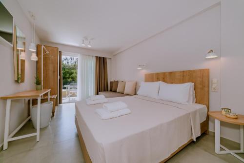 普里诺斯Alion apartments的卧室配有白色大床和白色枕头
