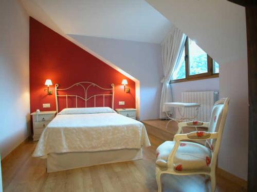 科斯加亚科斯加雅酒店的一间卧室设有一张床和红色的墙壁