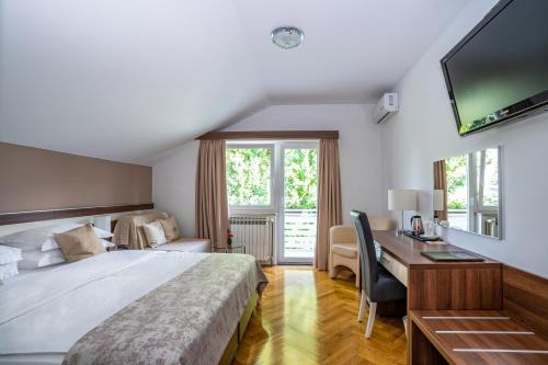 塞里特雷尼科隆查尔房屋酒店的一间卧室配有一张床、一张书桌和一台电视