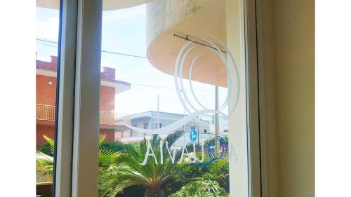 切萨雷奥港B&B Aquavia的享有棕榈树景致的窗户