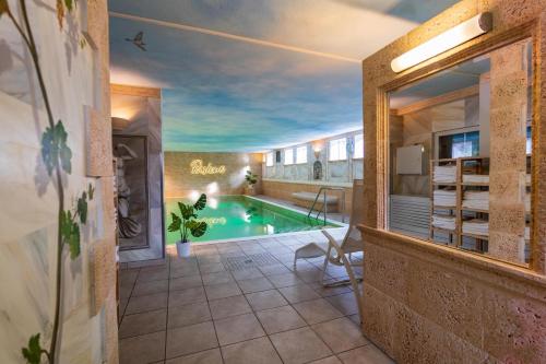迪布利希皮斯托诺酒店的房屋中间的游泳池
