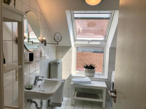 奥尔登堡Apartment in Uni- und Citynähe的一间带水槽和窗户的浴室