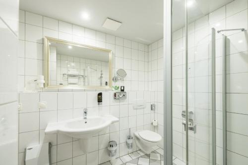 艾森纳赫埃森纳特贝格酒店的白色的浴室设有水槽和卫生间。