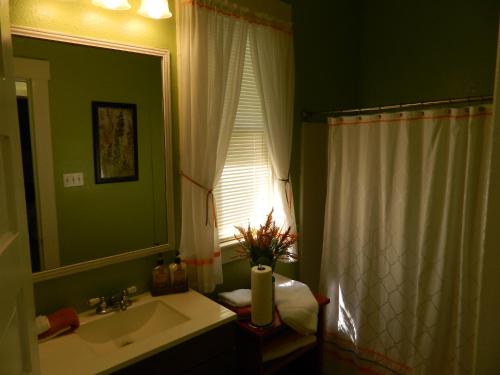 萨凡纳Marie@305的一间带水槽和镜子的浴室以及窗户。