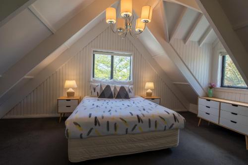 罗托鲁瓦Gemini Lodge的阁楼上的卧室配有一张大床