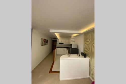 马尼萨莱斯Espectacular apto amoblado, bien ubicado 3 piso的一间设有白色柜台和厨房的房间