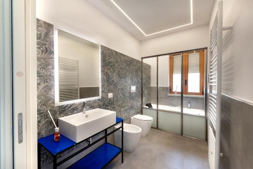 奥特朗托Appartamenti fronte mare Otranto的一间带水槽和卫生间的浴室