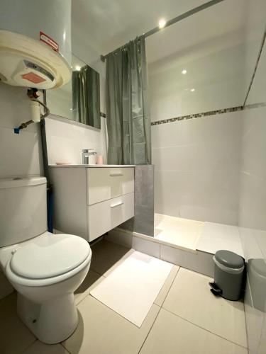 博尔马斯·莱斯·米默萨斯Joli studio rénové en bord de mer的白色的浴室设有卫生间和淋浴。