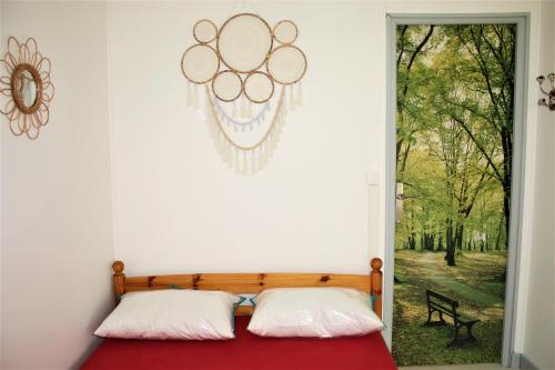 SourniaRIBES - Chalet Gîte au coeur de la nature的一间卧室配有带两个枕头的床和窗户