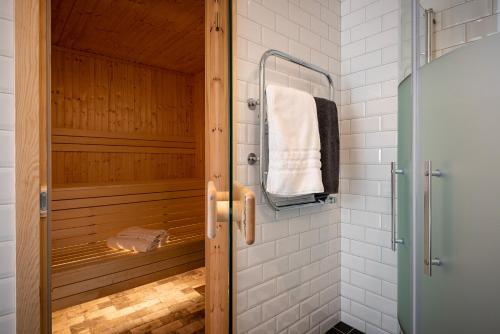 卡尔斯克鲁纳Fregatten Bed & Breakfast的浴室设有玻璃淋浴间,位于后门