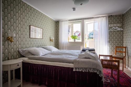 卡尔斯克鲁纳Fregatten Bed & Breakfast的一间卧室设有一张大床和窗户