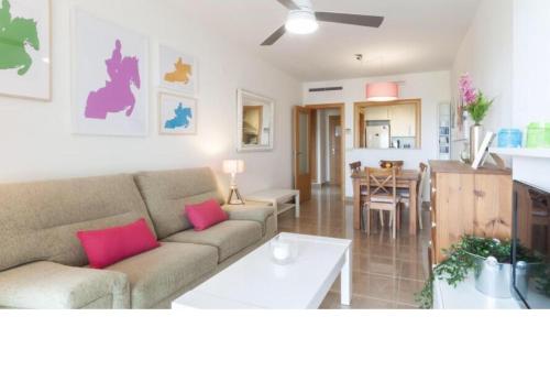 奥利瓦SALTO DE DUNE (Junto al MET y campo de GOLF)的客厅以及带沙发和桌子的厨房。