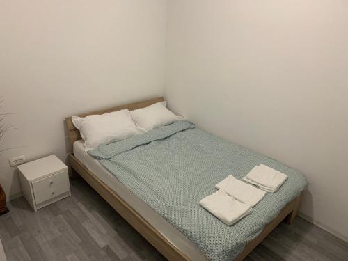 伊佐拉Apartment Old Town Izola的一间卧室配有一张床,上面有两条毛巾