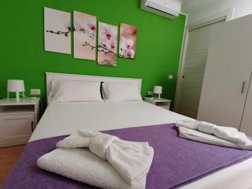兰佩杜萨Sognando Lampedusa的卧室配有白色床和毛巾