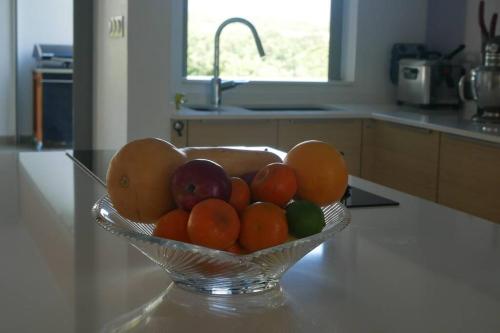 珀蒂堡Villa Kumquat, avec piscine Clévacances 4 clés的厨房里的柜台上放一碗水果