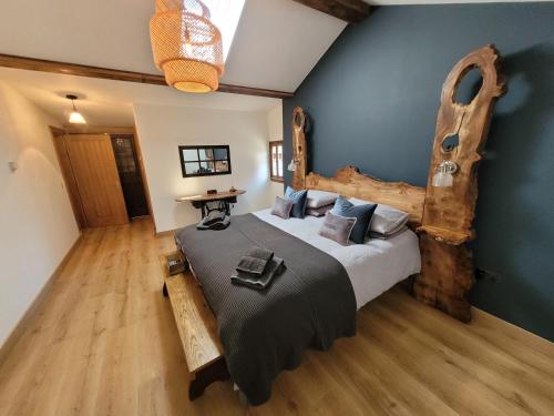 罗厄德南Loch Lomond Blair Byre的一间卧室配有一张大床和木制床头板