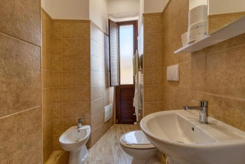 尼科泰拉B&B il Baglio的一间带水槽和卫生间的浴室