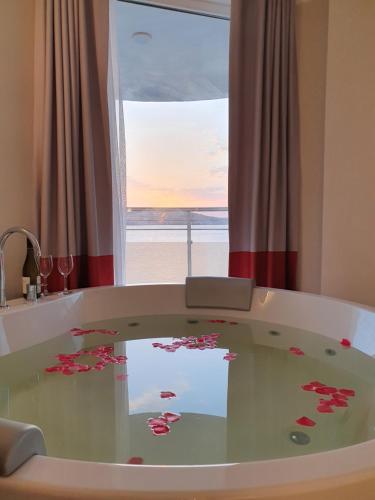 圣保罗湾城Seaview Hotel - Adults Only 16 Plus的海景浴缸