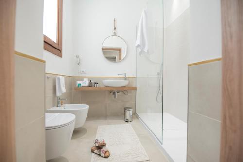 圣维托罗卡波Ciuri Di Mari的白色的浴室设有卫生间和水槽。
