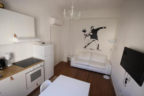 卡利亚里Il Chiostro的墙上挂着人画的小厨房