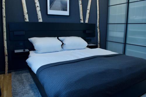 SinspeltFerienhaus Steins的卧室内的一张带两个白色枕头的床