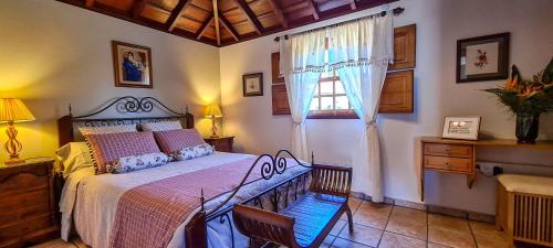 ArecidaFinca Villa Arriba的一间卧室设有一张床和一个窗口